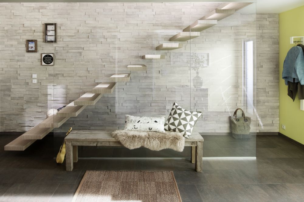 Escalier design autoporteur en bois avec garde-corps en verre Treppenmeister