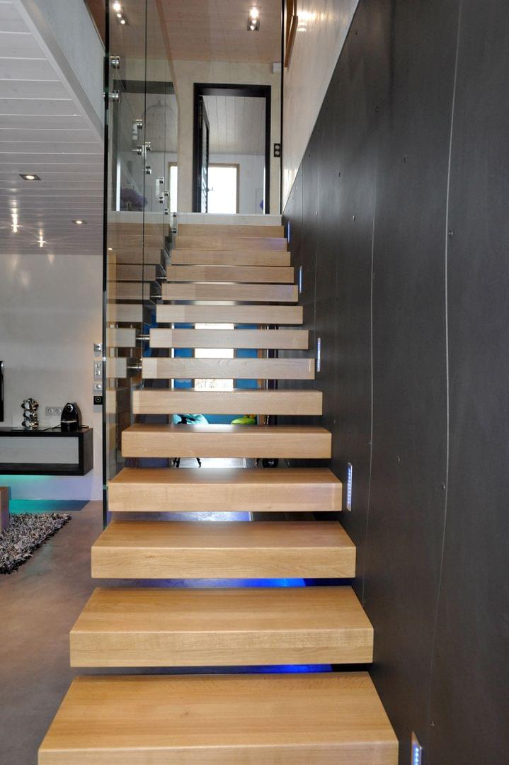 Escalier flottant droit autoporteur en bois garde-corps verre | Treppenmeister