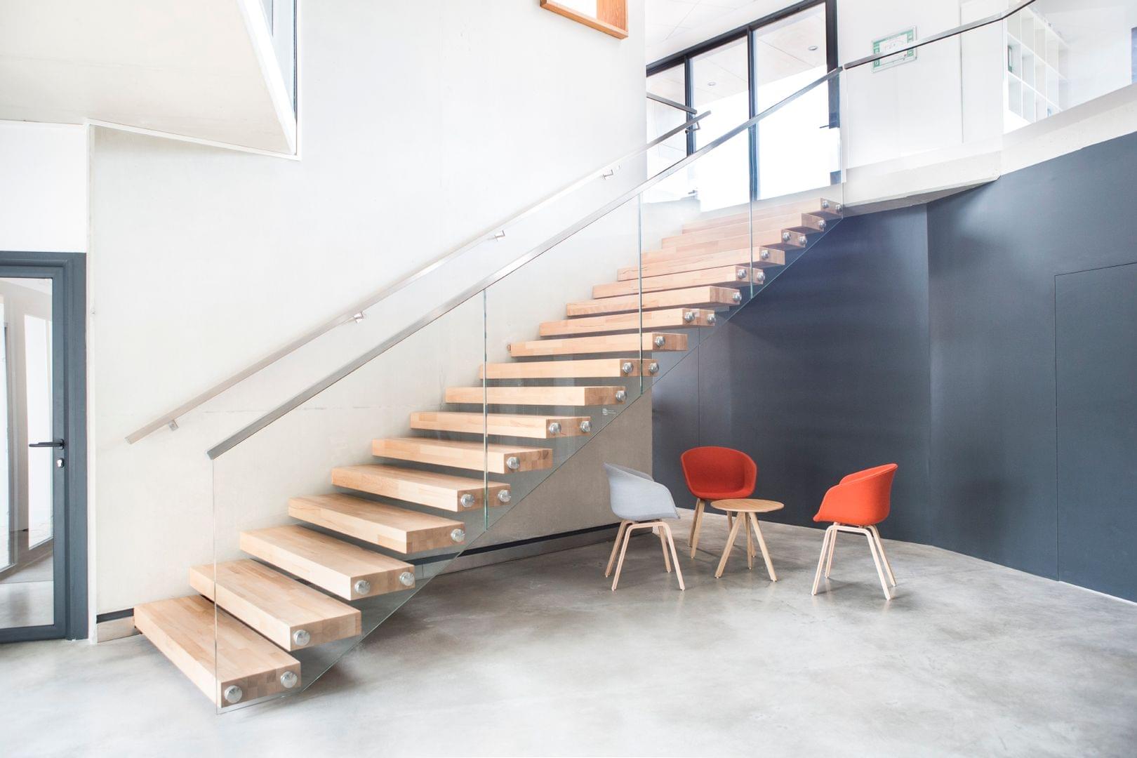 Escalier flottant autoporteur en bois, garde-corps en verre Treppenmeister