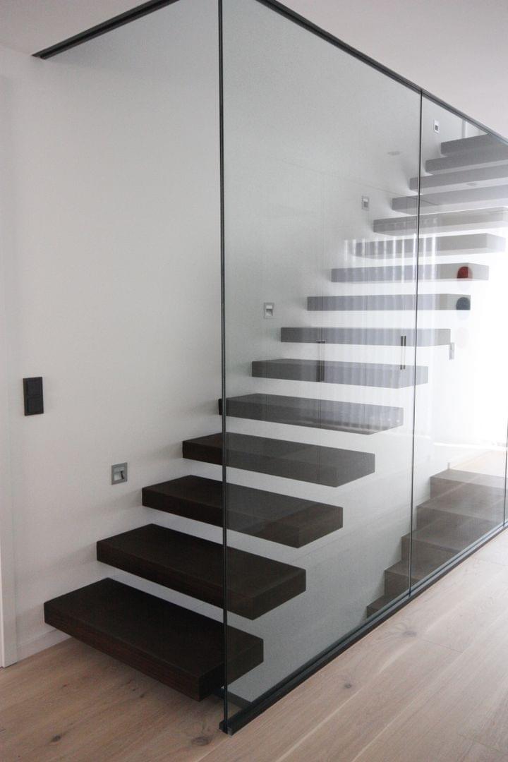 Escalier droit autoporteur en bois garde-corps en verre | Treppenmeister