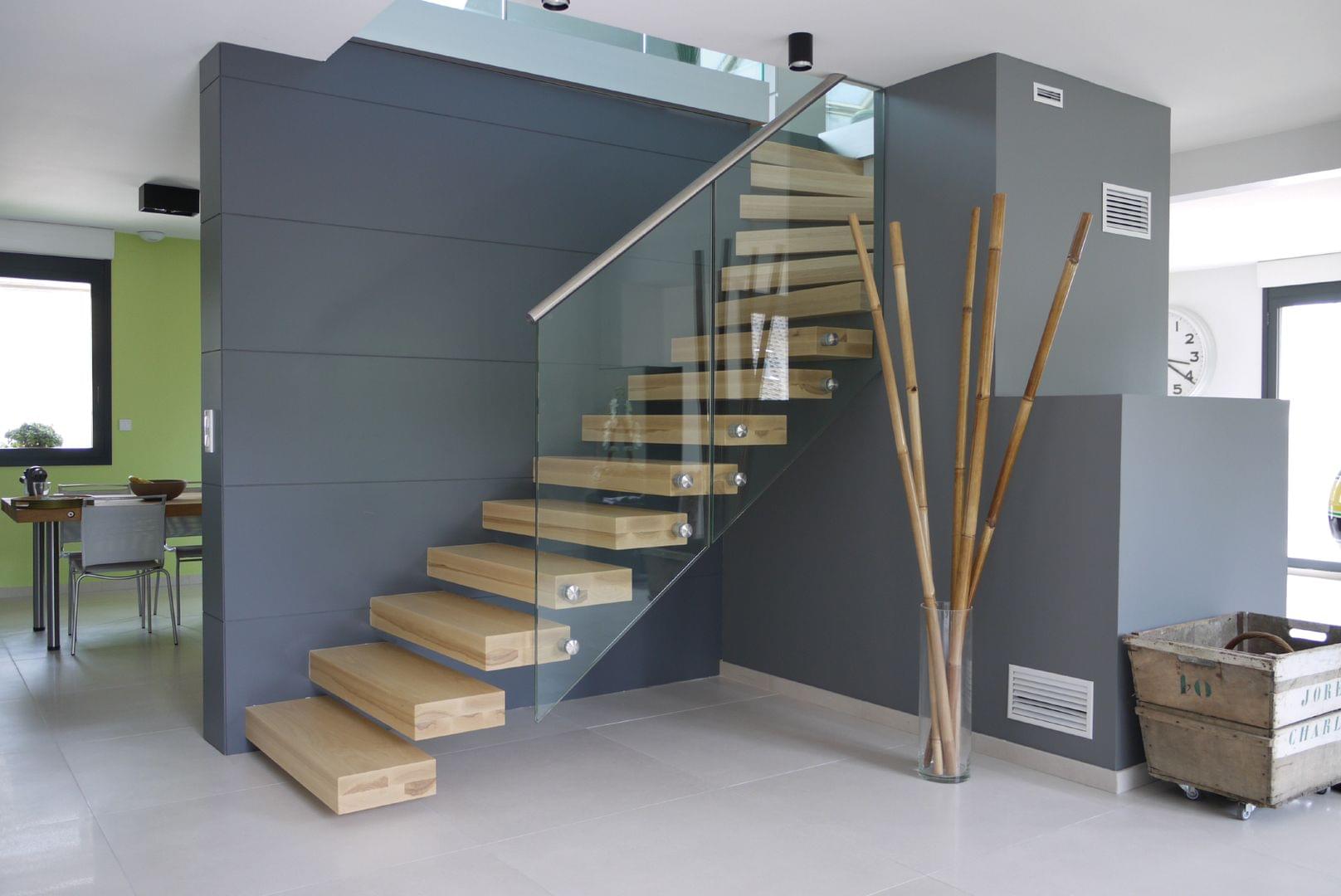 Escalier flottant design autoporteur en bois avec garde-corps en verre | Treppenmeister