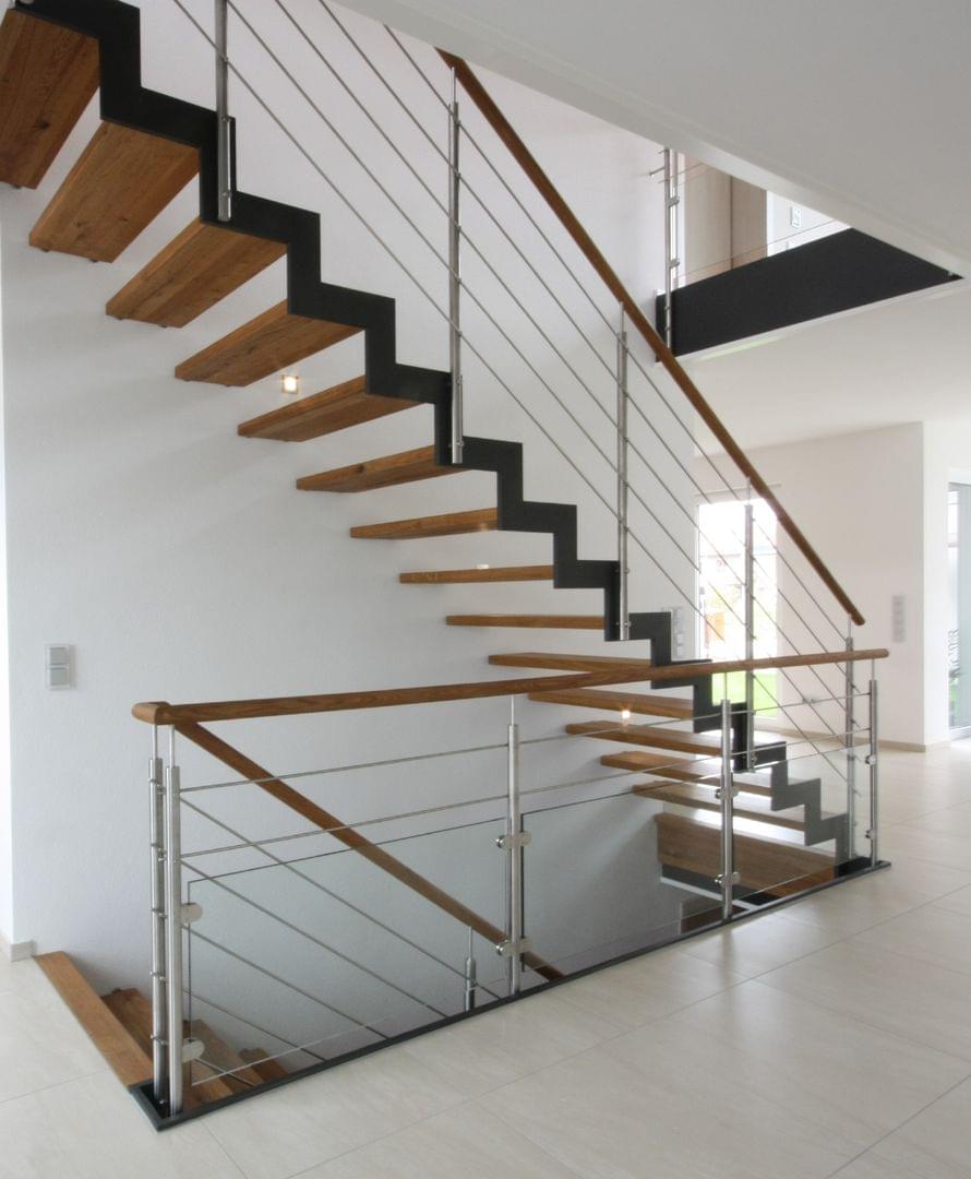 Escalier droit en bois avec limon métallique garde-corps Reling en inox |Treppenmeister
